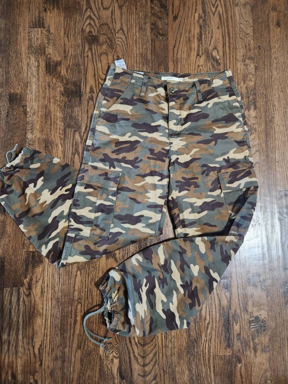 Levi’s 94’ Baggy Pants Women’s size 28 Camouflage cargo cotton pants